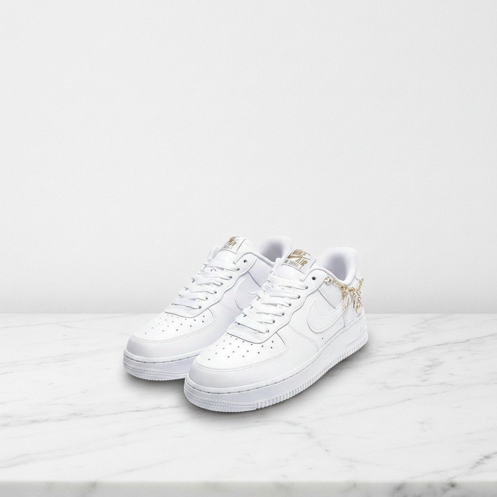 Nike Air Force 1 07 LX White Lucky Charms, białe sneakersy unisex na co dzień, skórzane, ze złotym łańcuszkiem DD1525-100