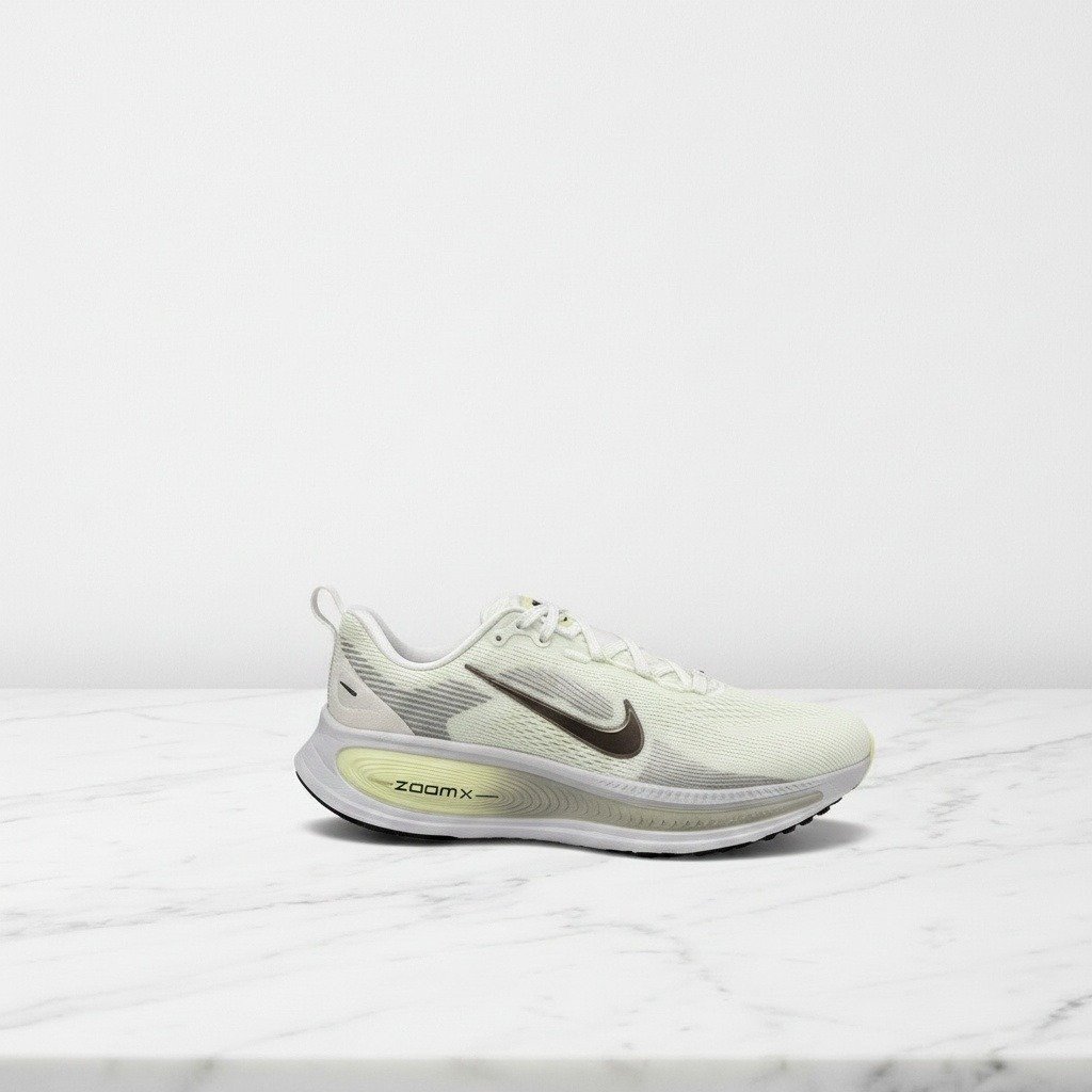 Nike Vomero 18 dla Ciebie, wygodne sneakersy unisex w bieli i żółci, na co dzień, siatka i tekstyl, HM6804-107