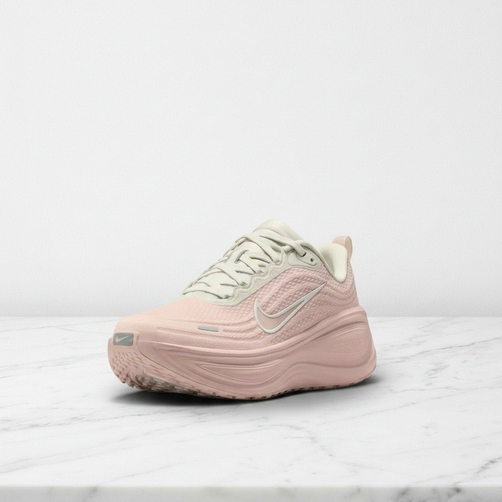 Hej, poznaj damskie buty sportowe Nike Vomero Plus w kolorze Silt Red Light Bone, wygodne na co dzień, różowe, tekstylno syntetyczne HV8154-603