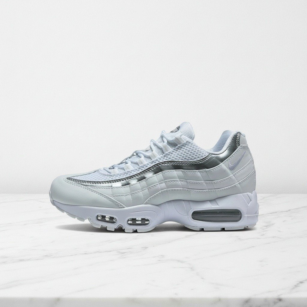 Nike Air Max 95 White Metallic Silver, wygodne sneakersy męskie na co dzień, kolor biały i srebrny, do stylizacji casualowych IR1129-100