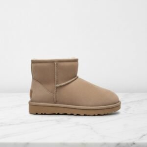 Wygodne śniegowce damskie UGG Classic Mini II Boot w piaskowym kolorze, zamsz i ciepłe futro na co dzień, 1016222-SAN