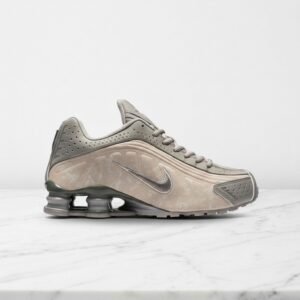 Nike Shox R4 Flat Pewter Floral, wygodne sneakersy na co dzień, kwiatowy wzór, szaro-beżowe, damskie HV0934-001