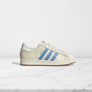 Buty na co dzień Adidas Superstar Messi White Blue, wygodne sneakersy unisex, beżowo niebieskie, skóra JQ1256