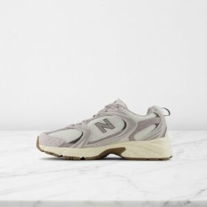 New Balance 530 Grey Matter Mauve to wygodne sneakersy unisex na co dzień