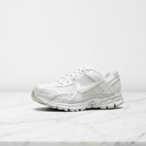 Nike Zoom Vomero 5 Triple White wygodne sneakersy damskie na co dzień