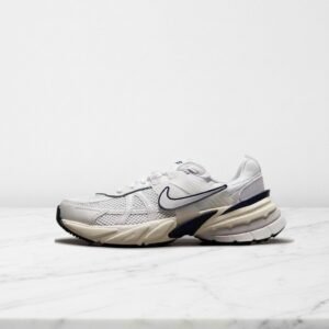 Wygodne sneakersy Nike V2K Run White dla niego i dla niej, na co dzień, lekka siatkowa cholewka, pasują do wielu stylizacji FD0736-004