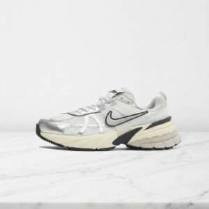 Buty Nike V2K Run na co dzień, lekkie i wygodne, biel ze srebrem, pasują do wielu stylizacji, unisex FD0736-100