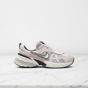 Nike V2K Run Platinum Violet, wygodne sneakersy unisex na co dzień, fioletowo białe, siatka i zamsz, pasują do wielu stylizacji FN6703-001