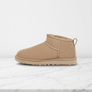 Wygodne śniegowce UGG Ultra Mini Sand dla niej i dla niego, ciepła wełna owcza, piaskowy kolor na co dzień, unisex 1116109-SAN