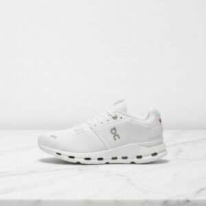 Białe sneakersy On Cloudnova 2 White na co dzień