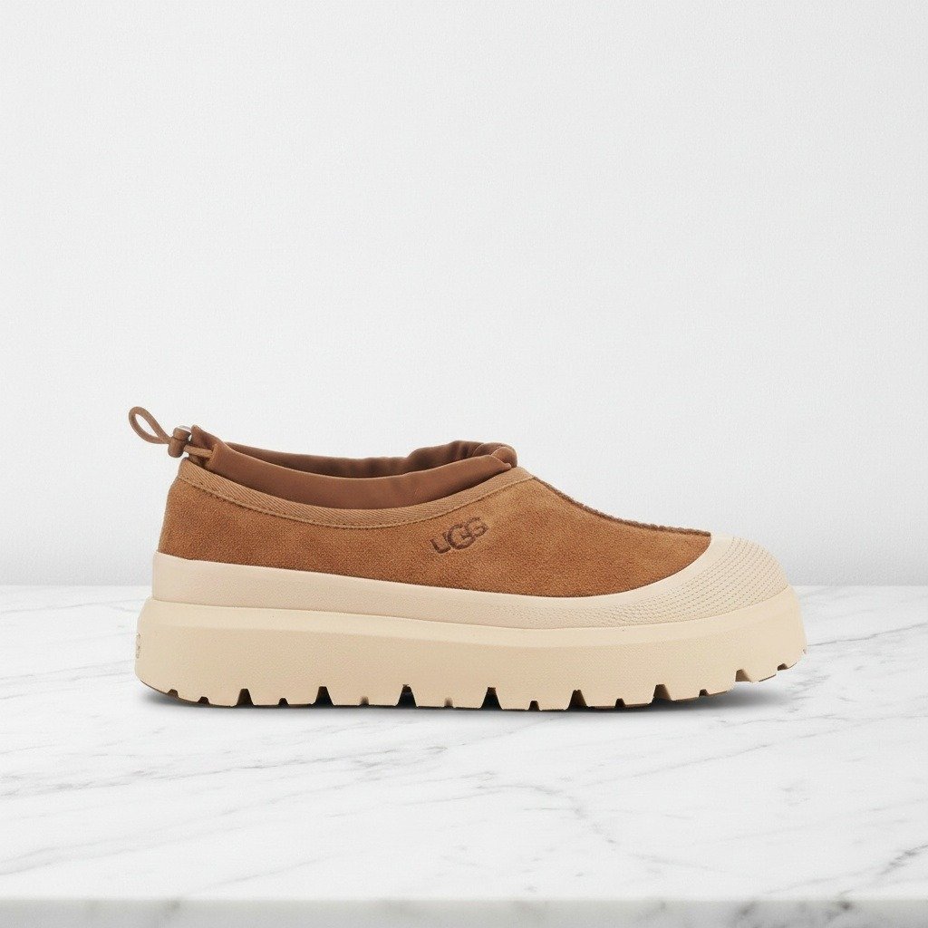 Ciepłe kapcie damskie UGG Tasman Weather Hybrid w kolorze brązowo-beżowym, wygodne na co dzień, zamsz z gumą 1144096-CWTC