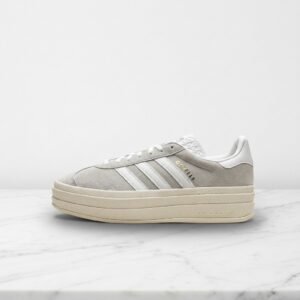 Adidas Gazelle Bold Grey White, wygodne sneakersy damskie na co dzień, szary zamsz z białymi detalami, miękka wkładka HQ6893