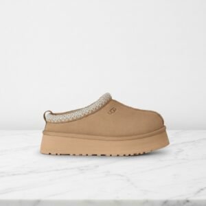 Hej, poznaj kapcie damskie UGG Tazz Sand, beżowe, zamszowe, wygodne na co dzień, idealne do domu i na krótki spacer, 1174471-SAN