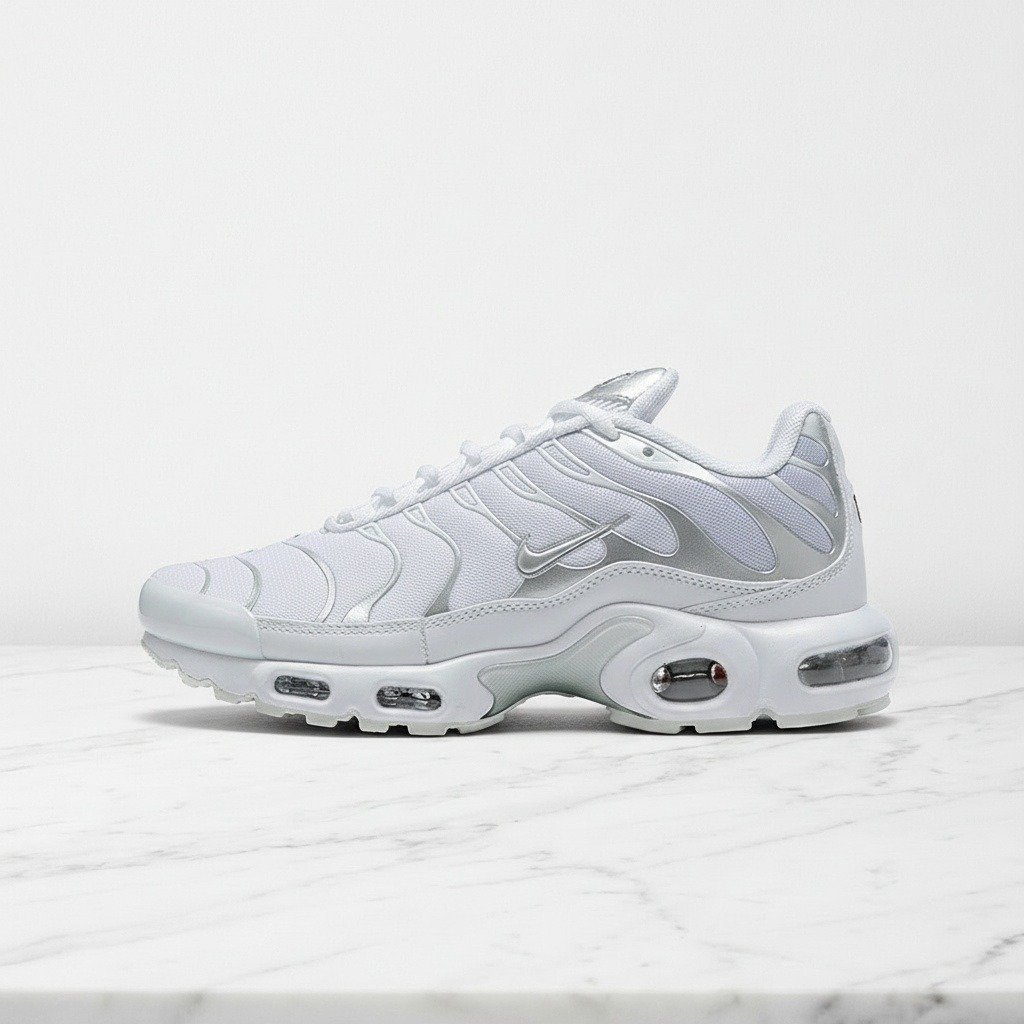 Buty Nike Air Max Plus dla niego, kolor biel i Pure Platinum, wygodne na co dzień, siatka i syntetyk, poduszki Air, DM2362-100
