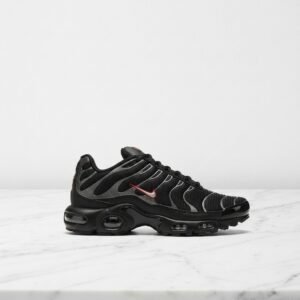 Buty Nike Air Max Plus Black University Red Metallic Silver, męskie sneakersy na co dzień, czarno-czerwone, wygodna amortyzacja Tuned Air HF4293-001