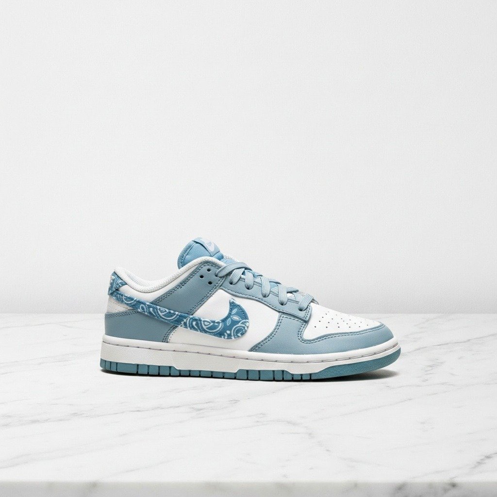 Nike Dunk Low Blue Paisley, wygodne sneakersy unisex na co dzień, biel i błękit, skórzane nakładki, paisley na pięcie DH4401-101