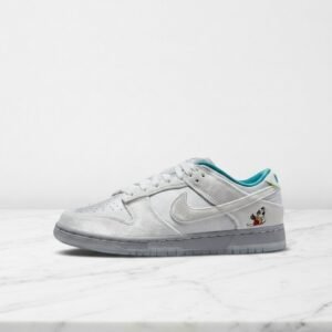 Nike Dunk Low Ice, wygodne sneakersy unisex na co dzień, satynowa cholewka, biało szare DO2326-001